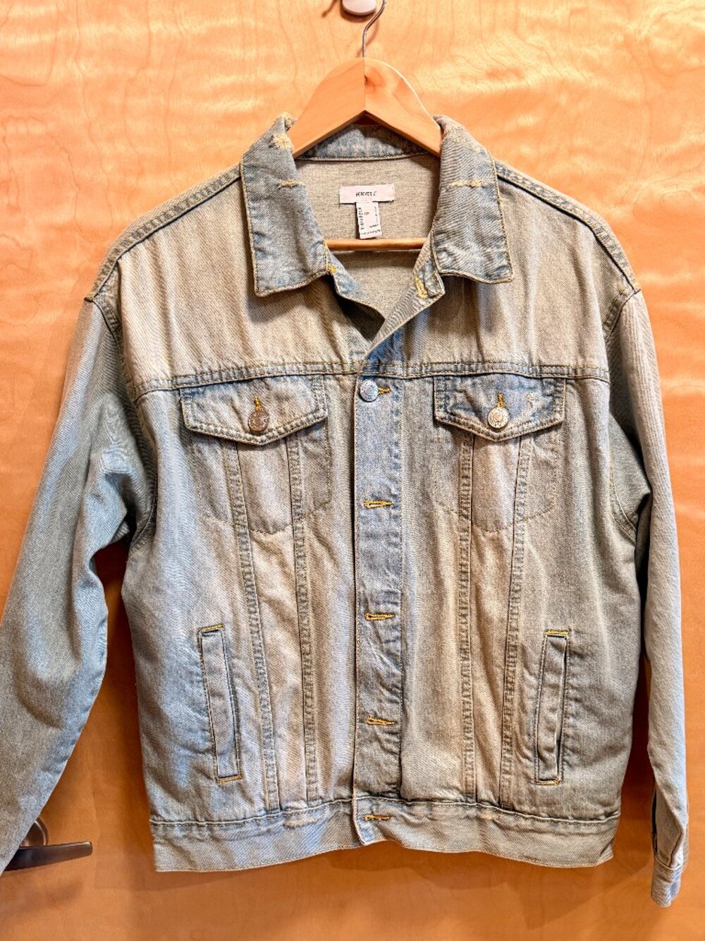 Forever 21 oversized denim jacket in a versatile light-wash blue. Size Large.
